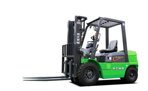  <a href='http://www.gslonking.com/case/' target='_blank' title='陇南龙工叉车' ><strong>陇南龙工叉车</strong></a>全方位操作与维护指南：优化效率与延长使用寿命  在现代化的物流和仓储行业中，叉车作为重要的物料搬运设备，承担着不可或缺的角色。龙工叉车以其卓越的性能和稳定的质量，受到了广泛欢迎。本文章将深入探讨龙工叉车的操作与维护全攻略，帮助您提高工作效率，延长设备使用寿命。   一、龙工叉车的基本构造  在深入操作与维护之前，了解龙工叉车的基本构造至关重要。叉车主要由以下几个部分组成：  1. 底盘：是叉车的基础，支撑其整个结构，承受重物的压力。  2. 动力系统：大多数龙工叉车采用柴油、液化气或电池驱动，动力系统的选择直接影响叉车的使用场景和效能。  3. 升降系统：负责叉车的上下升降动作，采用液压系统，确保负载的稳定性和安全性。  4. 操控系统：包括方向盘、控制杆、踏板等，操控系统的灵敏度与人机工程学设计直接影响操作的舒适度和安全性。  5. 安全装置：如防倾斜装置、警报器和安全带等，以确保操作人员和货物的安全。   二、龙工叉车的操作指南  使用龙工叉车时，操作人员需遵循一系列的操作步骤，以确保高效和安全的搬运过程。   1. 操作前的准备  - 检查叉车状态：在操作前，请检查叉车的机油、液压油和冷却液的水平，确保动力系统正常运转。  - 检查轮胎：确保轮胎气压正常，避免因轮胎问题导致的安全隐患。  - 仔细检查安全装置：确保所有安全装置正常工作，包括安全带和防倾斜装置。   2. 启动操作  - 安全检查：在启动叉车之前，再次核实周围无障碍物，确保行驶道路畅通。  - 启动发动机：依照说明书的步骤启动发动机，注意听是否有异常声响。  - 温暖机器：在正式操作前，让叉车预热几分钟，以保证各部件充分润滑。   3. 操作过程中的注意事项  - 负载管理：不同型号的龙工叉车有不同的承重限制，务必遵循相关规定，避免超载。  - 驾驶技巧：保持稳定的驾驶速度，尤其是在转弯时，应减速行驶，确保平稳。  - 货物搬运：将货物提升至适当高度，尽量靠近叉车正下方搬运，防止重心偏移导致叉车倾斜。   4. 停车和关闭叉车  - 规范停车：在停车时，应将叉车停放在平地上，并将货叉降低至地面，确保叉车稳定。  - 启用手刹：使用手刹固定叉车位置，以避免意外滑动。  - 关闭叉车：最后，按照操作手册的步骤关闭发动机，并进行必要的安全检查。   三、龙工叉车的定期维护与保养  恰当的维护与保养是延长龙工叉车使用寿命的关键。以下是叉车维护的详细指南。   1. 日常维护  - 清洁叉车：每日操作结束后，应对叉车进行清洁，特别是液压系统和轮胎部分。  - 润滑保养：定期对活动关节、轴承和链条等进行润滑，确保机械部件的灵活性与稳定性。  - 检查液体水平：每周检查机油、液压油和冷却液的水平，如果发现缺少应及时添加。   2. 定期保养  - 更换机油：根据使用频率，建议每500小时或每个月更换机油和机油滤清器。  - 检查电池：对于电动叉车，定期检查电池的电量和接头的连接状态，确保充电系统正常。  - 刹车系统：定期检查刹车片的磨损情况，如发现过度磨损，及时更换。   3. 年度检修  - 全面检验：每年至少进行一次全面检修，包括对整个叉车的电气系统、液压系统和动力系统进行检查。  - 专业人员检查：建议找专业的维修人员进行检修，确保叉车的每一个部件都在最佳状态。   四、提升叉车操作效率的小技巧  为了在使用龙工叉车的过程中进一步提高工作效率，以下小技巧可以帮助您更好地管理工作流程。   1. 优化工作流程  - 合理安排工作时间：根据工作量合理安排叉车的使用时间，减少不必要的等待和闲置，提高工作效率。  - 使用合适的叉车：根据不同工作场合选择合适的叉车类型，如陇南电动叉车适合室内操作，而陇南内燃叉车适合户外重载工作。   2. 培训操作人员  - 定期培训：对操作人员进行定期的专业培训，提高他们的操作技能和安全意识，避免因操作不当导致的事故。  - 分享经验：鼓励操作员之间分享工作经验，提升团队整体的作业效率。   3. 维护工作环境  - 保持工作区域清洁：保持作业区域的整洁与规整，确保叉车操作的顺畅，不易造成事故。  - 设置交通标识：根据业务需求设置清晰的交通标识和警示牌，提高场内的安全性。   总结  陇南龙工叉车凭借其划算的性价比和卓越的性能，已成为许多企业物料搬运的首选设备。然而，合理的操作和维护是实现叉车高效运作的基础。通过掌握本文的操作与维护全攻略，您不仅能够提高工作效率，还可以大幅度延长叉车的使用寿命。希望每位叉车操作员能在安全的环境中，充分发挥陇南叉车的优势，实现最佳的作业效果。